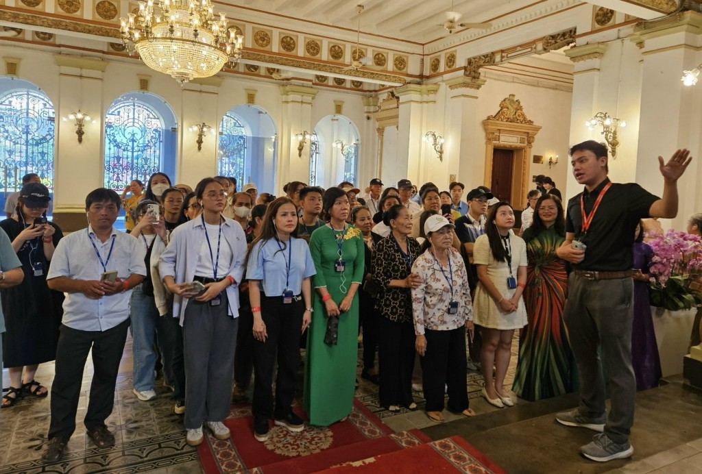 Đoàn khách đến tham quan trụ sở HĐND - UBND TP HCM trong 2 ngày đầu nghỉ lễ