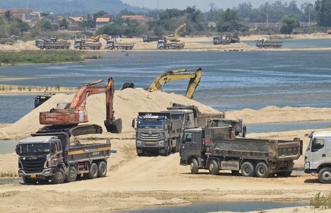 Bình Định: Tận thu cát "thần tốc" bên dòng sông Kôn