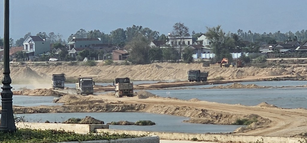 Bình Định: Tận thu cát kiểu "thần tốc" bên dòng sông Kôn