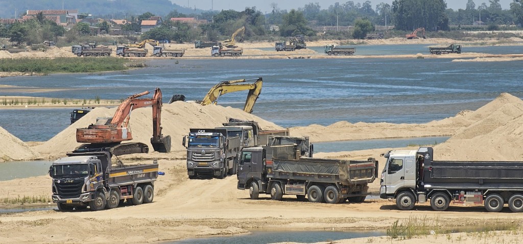 Bình Định: Tận thu cát 