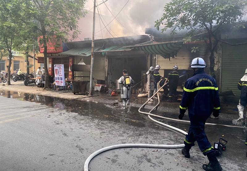 Lực lượng Cảnh sát PCCC và CNCH Công an quận Bắc Từ Liêm nhanh chóng triển khai đội hình dập lửa, chữa cháy 