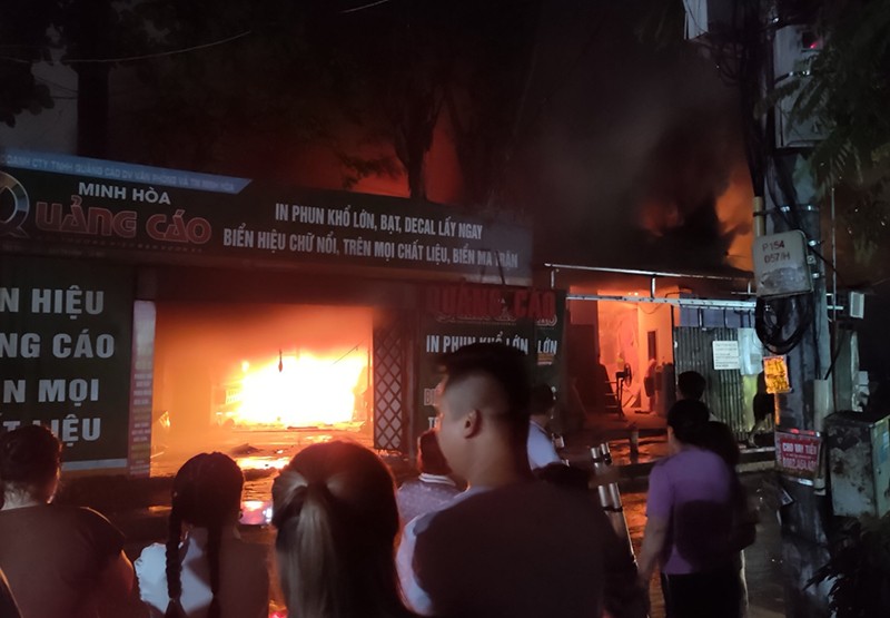 Ngọn lửa bốc lên từ hiện trường vụ cháy xưởng in ở Phú Diễn