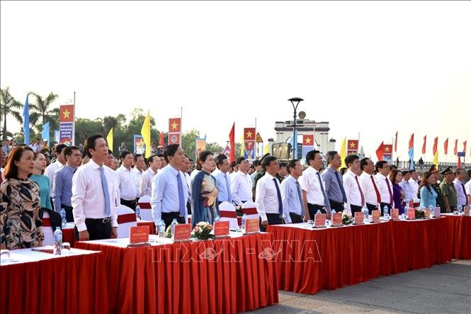 Các đại biểu và nhân dân Quảng Trị tham dự Lễ thượng cờ “Thống nhất non sông” tại Kỳ đài ở khu Di tích quốc gia đặc biệt Đôi bờ Hiền Lương-Bến Hải. Ảnh: Nguyên Linh/TTXVN