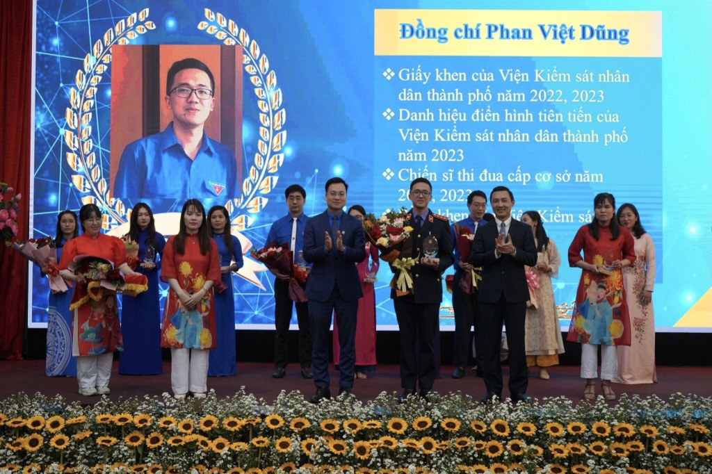 Phan Việt Dũng được tuyên dương “Cán bộ, công chức trẻ tiêu biểu”