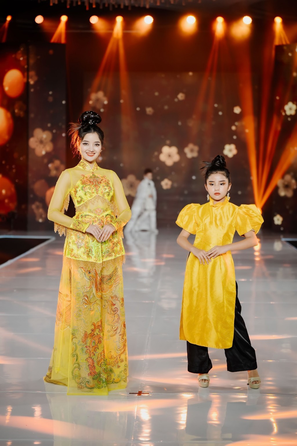  Á hậu toàn cầu Hoa hậu Thái Lan Miss Chony Karnt và Á quân Tỏa sáng thiên thần nhí Nguyễn Minh Châu