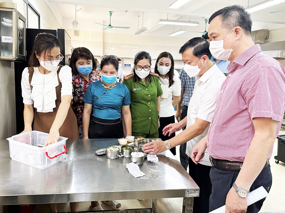 Đoàn kiểm tra liên ngành ATTP của Hà Nội kiểm tra tại một trường học trên địa bàn quận Hoàn Kiếm. Ảnh: Thu Trang