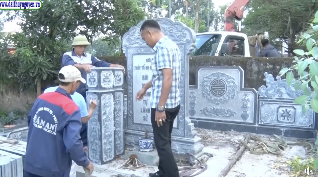 Chính quyền xã tổ chức cưỡng chế khu vực xây dựng Bia tưởng niệm cụ Thuỷ tổ dòng họ Bùi (ảnh được chụp từ clips)