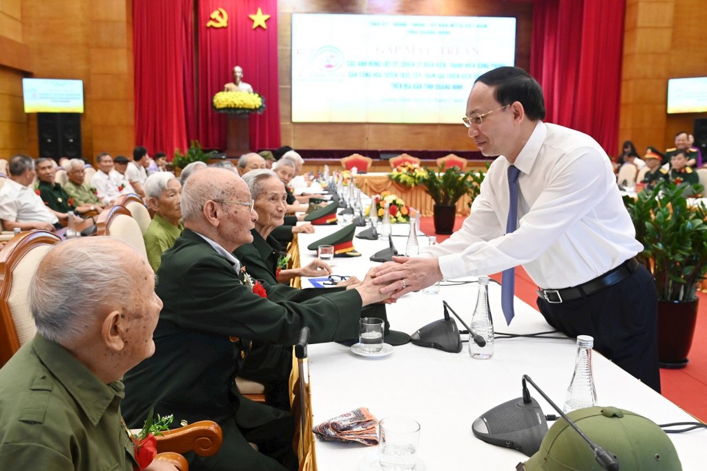Đồng chí Nguyễn Xuân Ký, Ủy viên Trung ương Đảng, Bí thư Tỉnh ủy, Chủ tịch HĐND tỉnh trò chuyện cùng các chiến sĩ Điện Biên năm xưa.