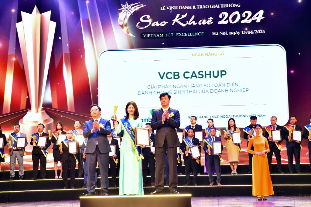 Đại diện Vietcombank nhận giải thưởng Sao Khuê dành cho giải pháp VCB CashUp từ Hiệp hội phần mềm và dịch vụ công nghệ thông tin Việt Nam (VINASA)