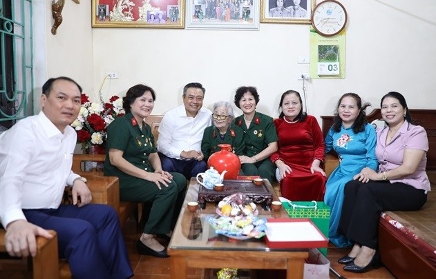 Chủ tịch UBND TP Hà Nội thăm, tặng quà chiến sĩ Điện Biên