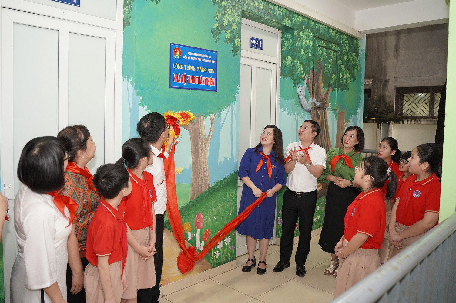 Các đại biểu khánh thành Nhà vệ sinh thân thiện tại trường Tiểu học Phương Mai (quận Đống Đa, Hà Nội)