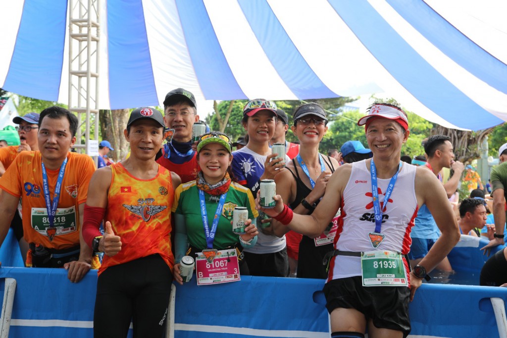 Các vận động viên Tiền Phong Marathon chia vui cùng nhau sau khi kết thúc cuộc thi