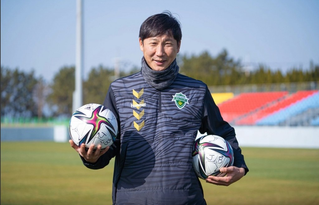 Huấn luyện viên Kim Sang-sik chính thức dẫn dắt Đội tuyển Việt Nam