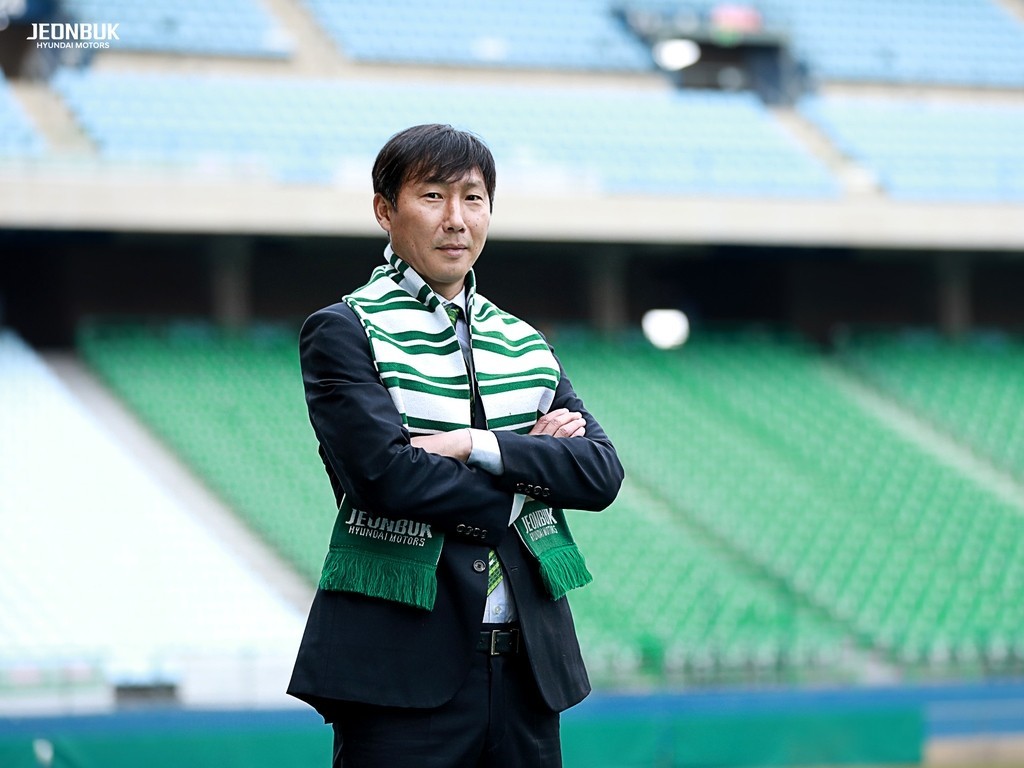 Huấn luyện viên Kim Sang-sik chính thức dẫn dắt Đội tuyển Việt Nam