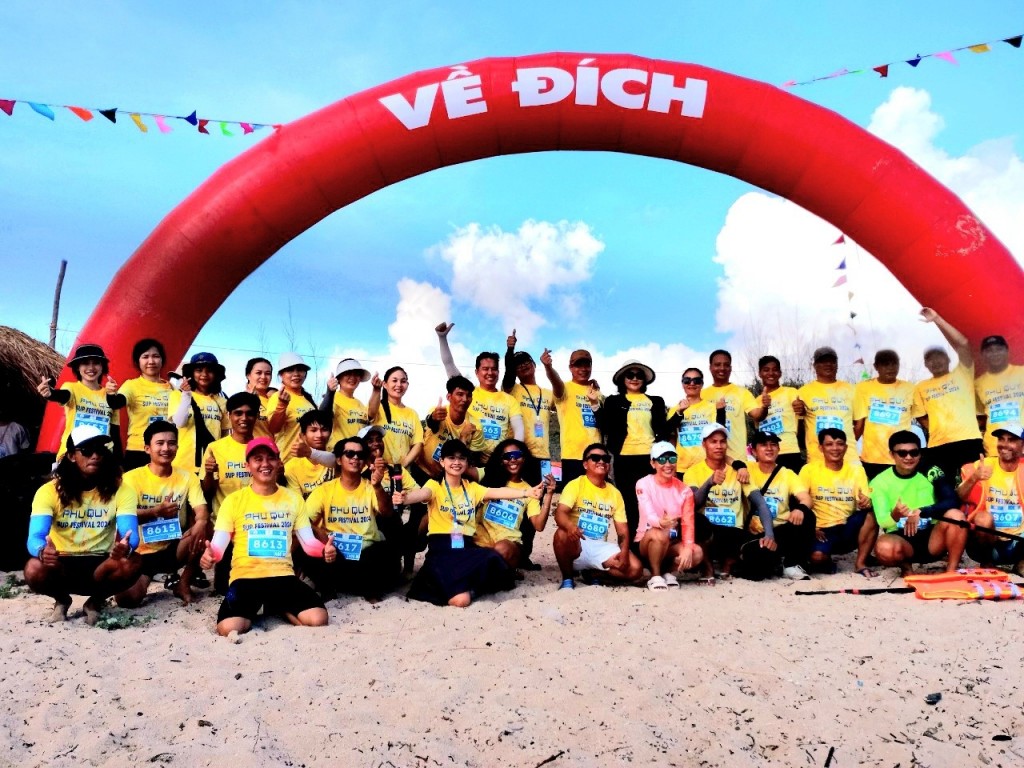 Các vận động viên tham gia Festival chèo Sup 2024 tại Phú Quý, tỉnh Bình Thuận