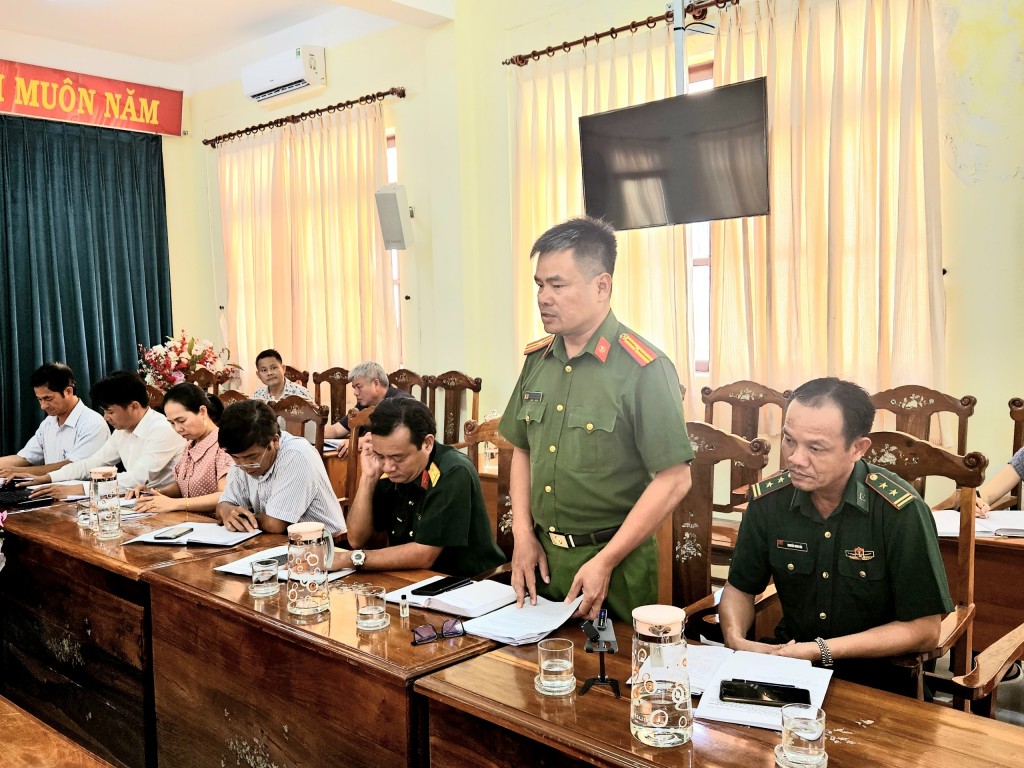 Đại diện lãnh đạo Công an huyện Phú Quý thông tin tình hình trật tự an toàn xã hội trên địa bàn huyện