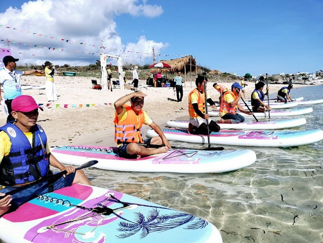 Bình Thuận: Sôi động Festival chèo thuyền SUP tại đảo Phú Quý
