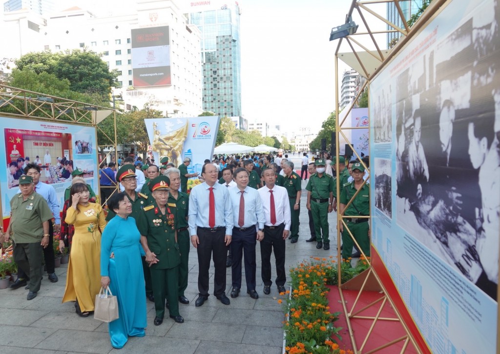 Các đại biểu tham quan triển lãm tại phố đi bộ Nguyễn Huệ