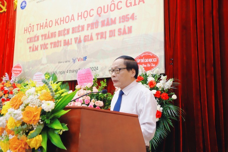 PGS, TS Nguyễn Văn Nhật - Phó Chủ tịch Hội Khoa học Lịch sử Việt Nam phát biểu tham luận tại hội thảo (Ảnh: LĐ)