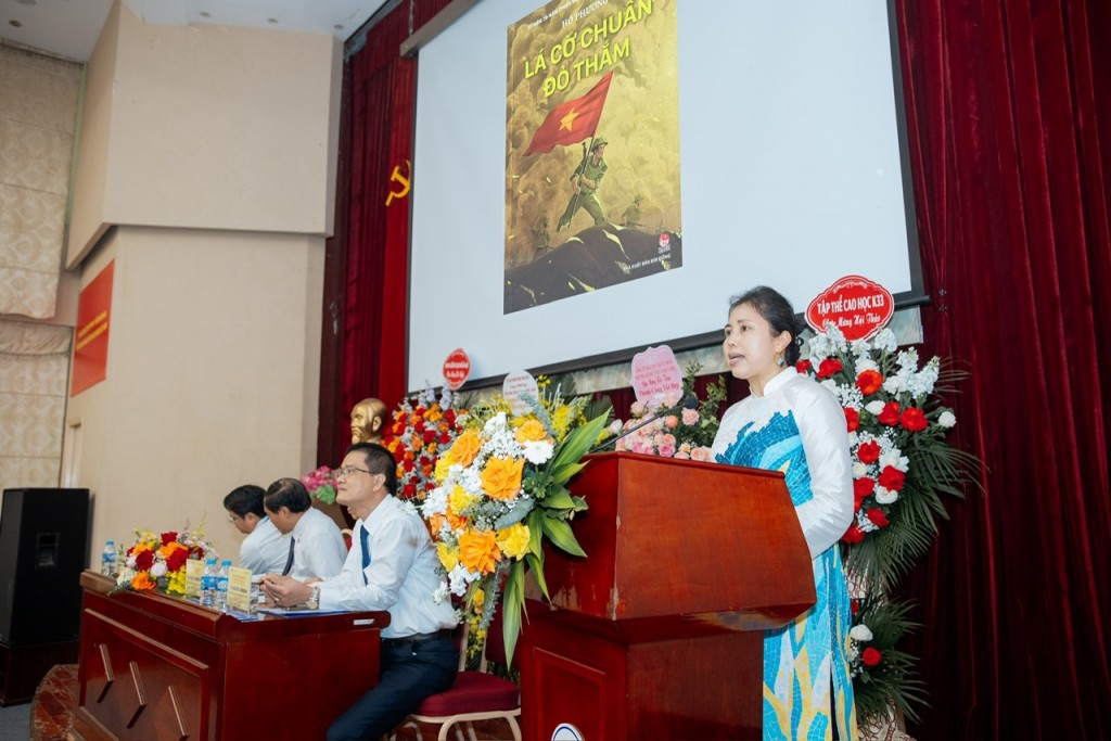 Họa sỹ Nguyễn Thu Thủy phát biểu tại Hội thảo