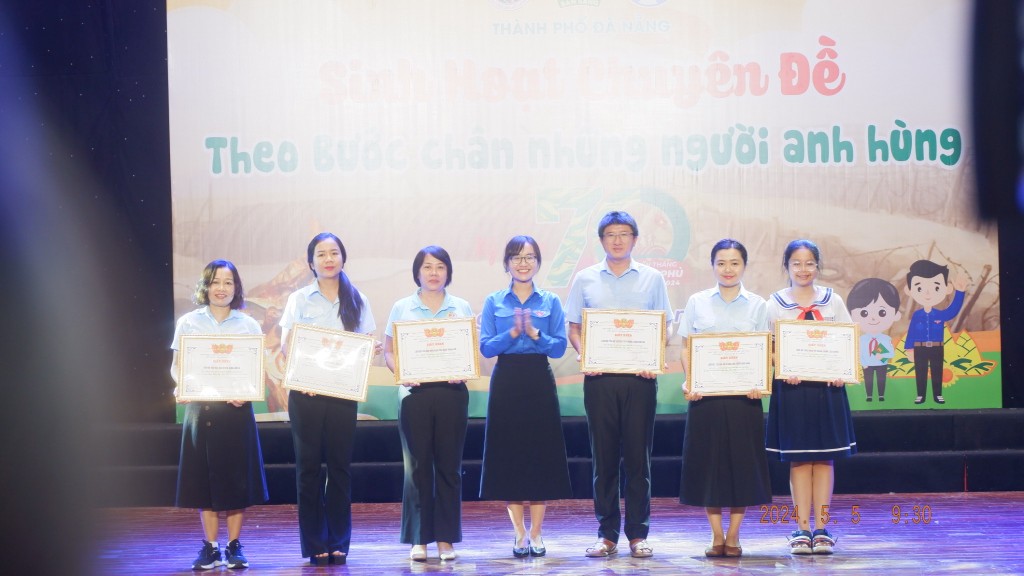 Hội đồng Đội thành phố Đà Nẵng trao giấy khen cho các liên Đội 