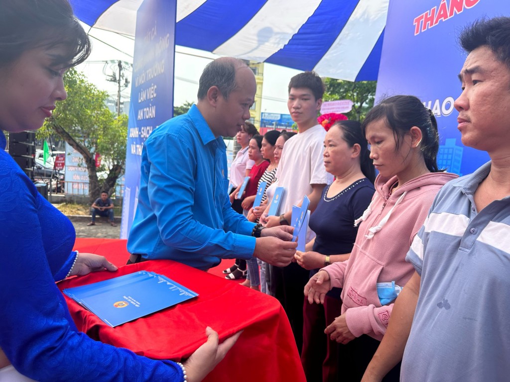 Ông Lê Văn Đại, Phó Chủ tịch LĐLĐ thành phố Đà Nẵng tặng 73 suất quà, mỗi suất 1 triệu đồng cho người lao động bị tai nạn lao động, bệnh nghề nghiệp (Ảnh Đ.Minh)