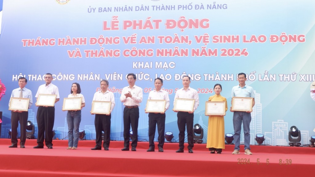 Phó Chủ tịch UBND thành phố Đà Nẵng, Trần Chí Cường trao bằng khen của UBND thành phố cho các tập thể và cá nhân có thành tích xuất sắc trong công tác an toàn, vệ sinh lao động năm 2023 (Ảnh Đ.Minh)