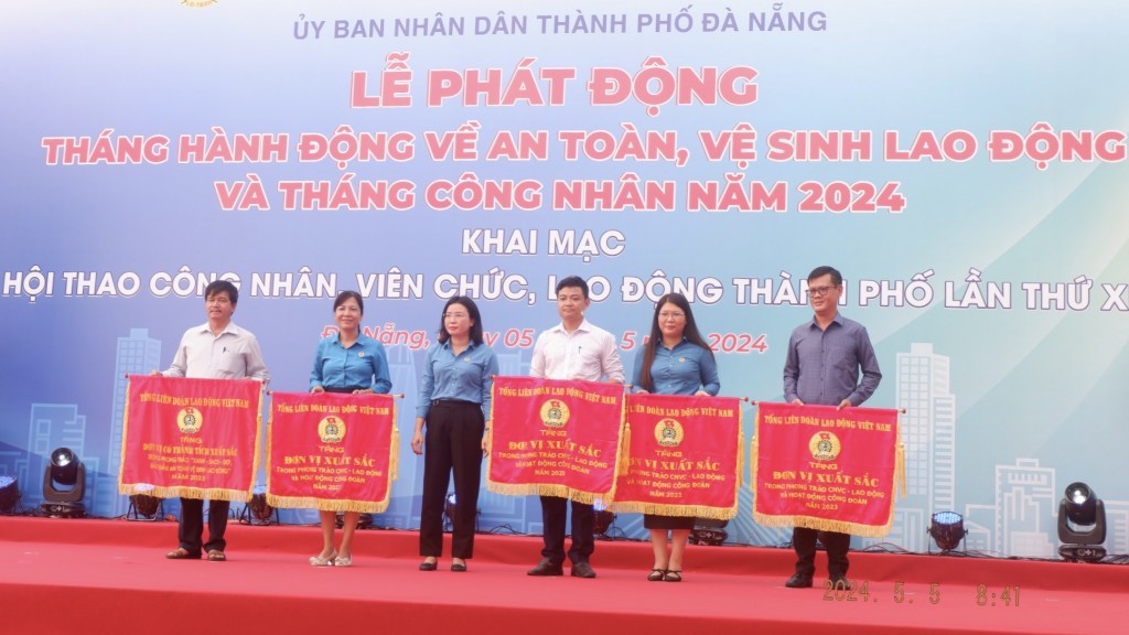 Chủ tịch LĐLĐ thành phố Đà Nẵng trao cờ thi đua xuất sắc cho các cấp Công đoàn cơ sở (Ảnh Đ.Minh)