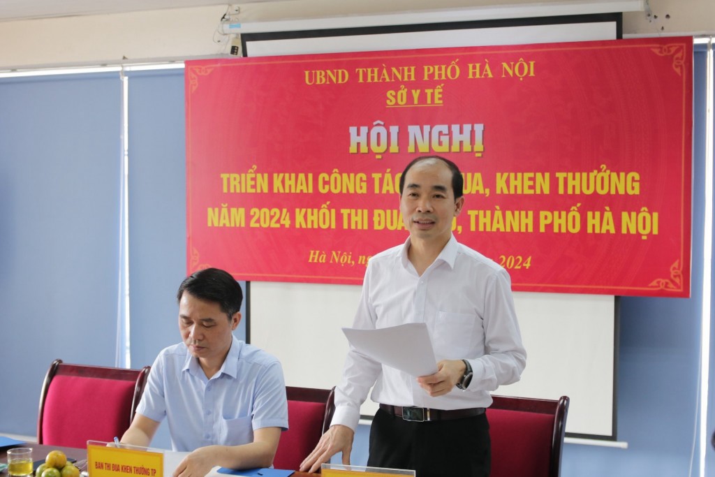 Đồng chí Nguyễn Đình Hưng, Phó Giám đốc phụ trách Sở Y tế phát biểu tại hội nghị.