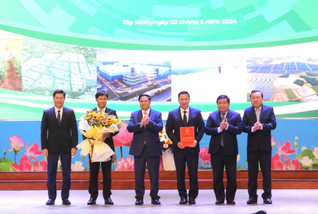 Thủ tướng Phạm Minh Chính và Bộ trưởng Kế hoạch và Đầu tư Nguyễn Chí Dũng trao chứng nhận Quy hoạch cho tỉnh Long An tại Hội ngh