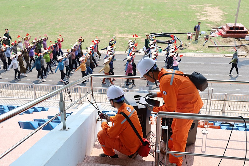 Các công nhân kiểm tra cấp phát điện tại sân vận động TP Điện Biên Phủ - nơi diễn ra lễ diễu binh với hàng chục nghìn người tham dự, theo dõi