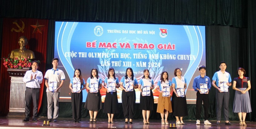Ths Lê Mạnh Hùng – Bí thư Đoàn Thanh niên Trường ĐH Mở Hà Nội (ngoài cùng bên trái) trao giấy chứng nhận cho các đại diện các đội thi.