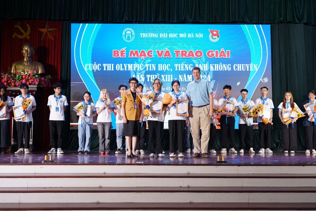 TS Nguyễn Minh Phương, Phó hiệu trưởng Trường Đại học Mở Hà Nội trao khen thưởng tới các thí sinh