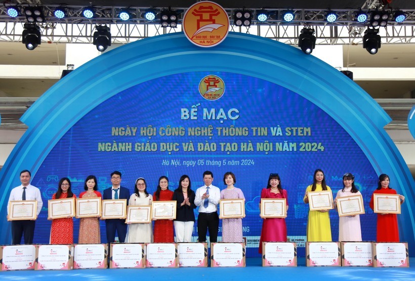 Phó Giám đốc Sở GD&ĐT Hà Nội Phạm Quốc Toản tặng giấy khen cho các giáo viên đoạt giải Nhất cuộc thi sản phẩm Công nghệ thông tin - STEM.