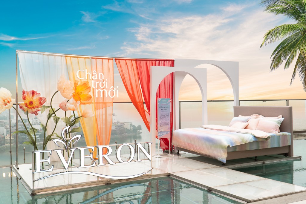 Khu vực trưng bày trong chương trình ra mắt bộ sưu tập “Chân trời mới” của Everon, diễn ra tại quận Tây Hồ, Hà Nội.