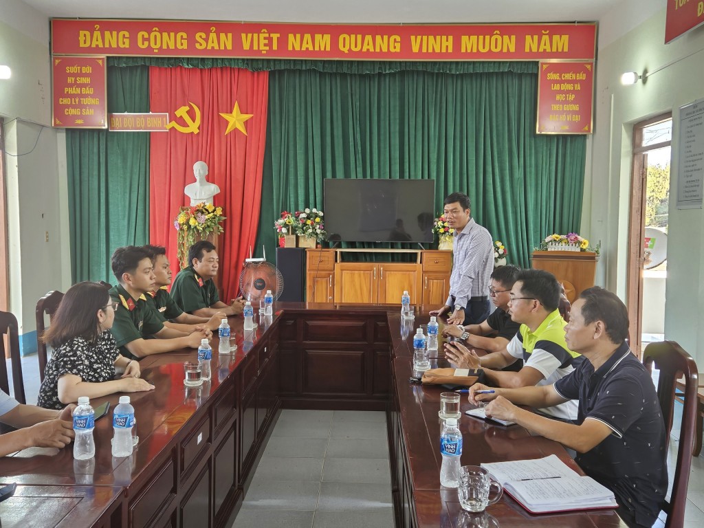 Đoàn công tác Sở Thông tin và Truyền thông tỉnh Bình Thuận cùng phóng viên cơ quan báo chí thường trú trên địa bàn thăm làm việc với Đại đội Bộ binh I (Ảnh H.Quảng)