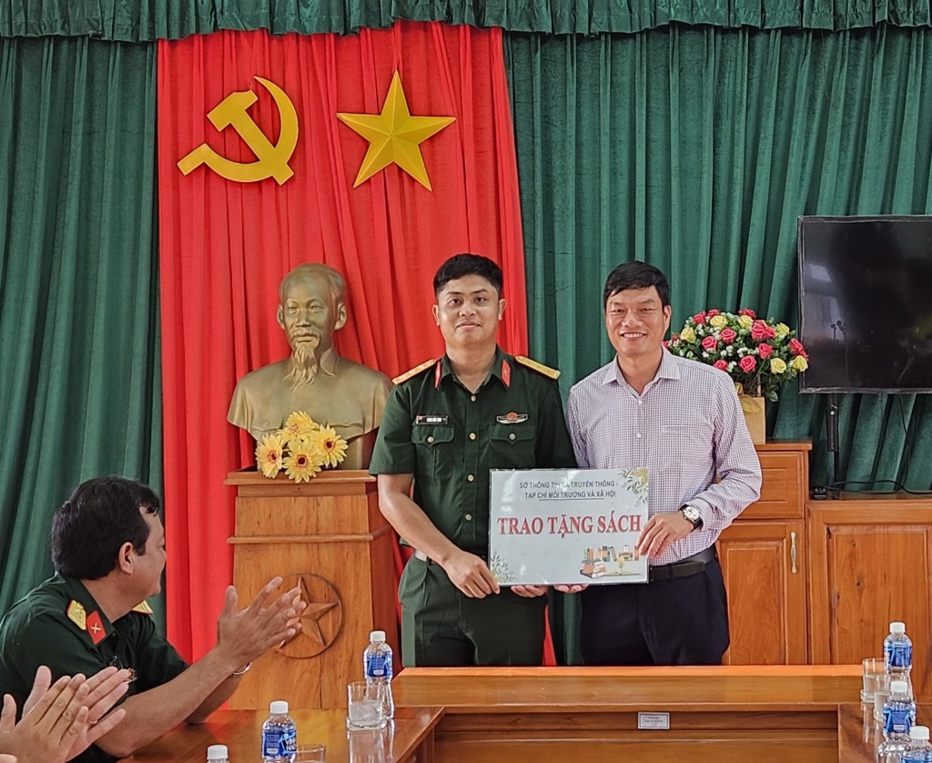 Ông Nguyễn Lê Thành, Phó Giám đốc Sở TTTT tỉnh Bình Thuận đại diện trao tặng sách đến Đại Đội Bộ binh 1 huyện Phú Quý cùng Đại Đội pháo binh phòng không 4 Ban CHQS hyện Phú (Ảnh H.Quảng)