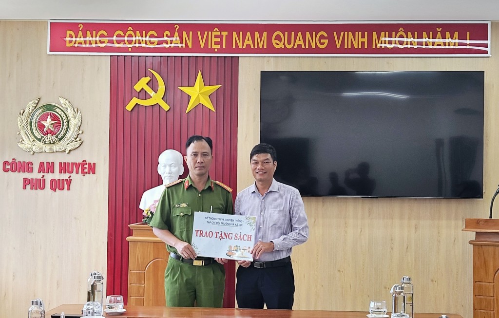 Trao tặng sách cho cán bộ, chiến sĩ Công an huyện Phú Quý (Ảnh H.Quảng)