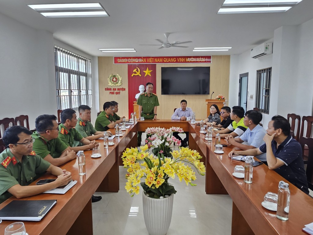 Đoàn công tác Sở Thông tin và truyền thông tỉnh Bình Thuận cùng phóng viên cơ quan báo chí thường trú trên địa bàn thăm làm việc với Công an huyện Phú Quý (Ảnh H.Quảng)