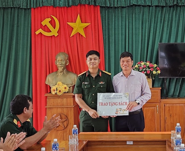 Bình Thuận: Tặng sách cho cán bộ, chiến sĩ ở đảo Phú Quý