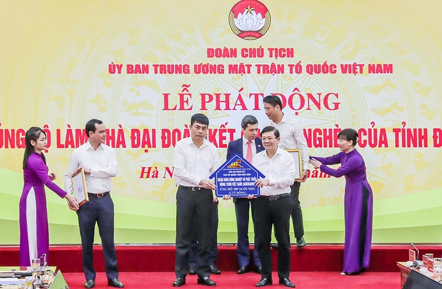 Đại diện lãnh đạo Agribank, đ/c Nguyễn Minh Phương - Ủy viên Ban thường vụ, Thành viên Hội đồng thành viên trao ủng hộ 05 tỷ đồng để xây dựng 100 ngôi nhà Đại đoàn kết tại tỉnh Điện Biên