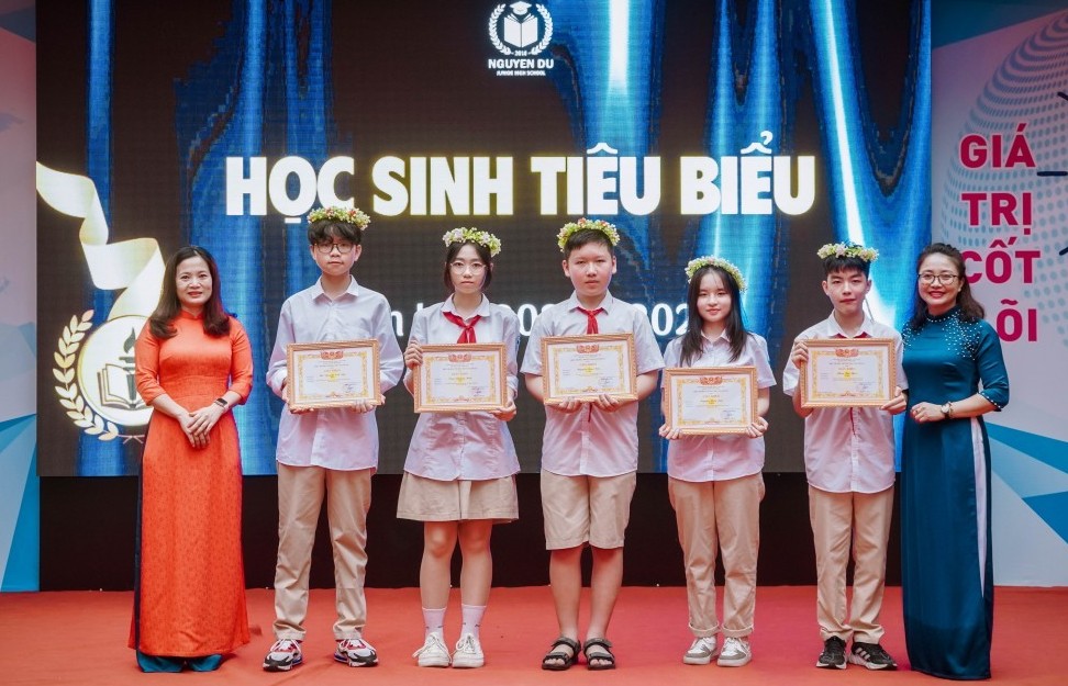 Trường THCS Nguyễn Du tuyên dương 63 giáo viên, học sinh tiêu biểu