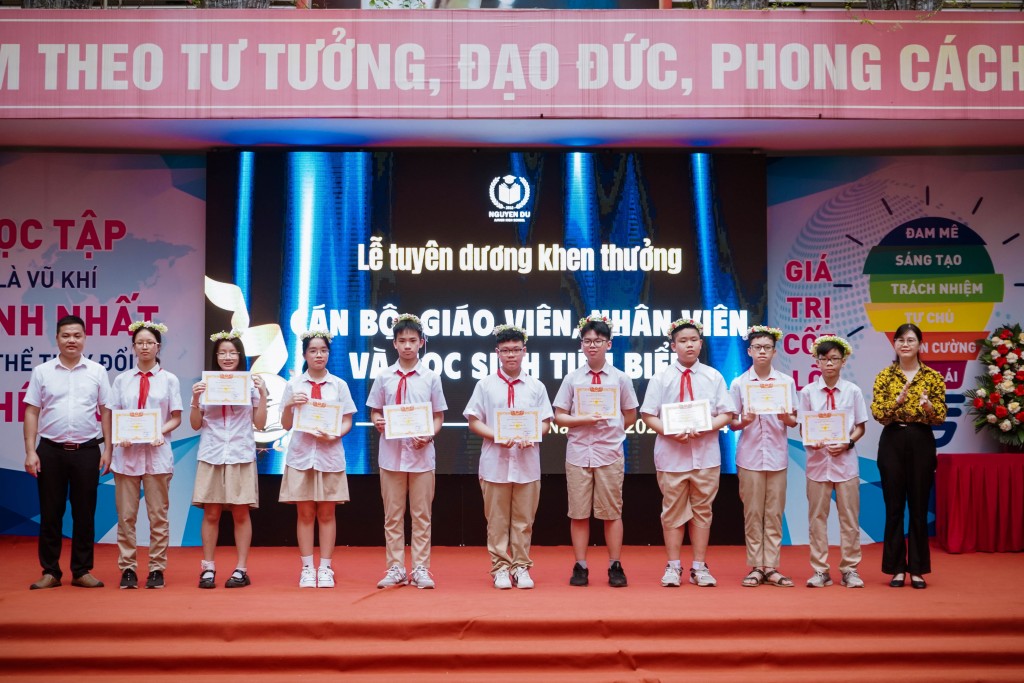 Trường THCS Nguyễn Du tuyên dương 176 giáo viên, học sinh tiêu biểu
