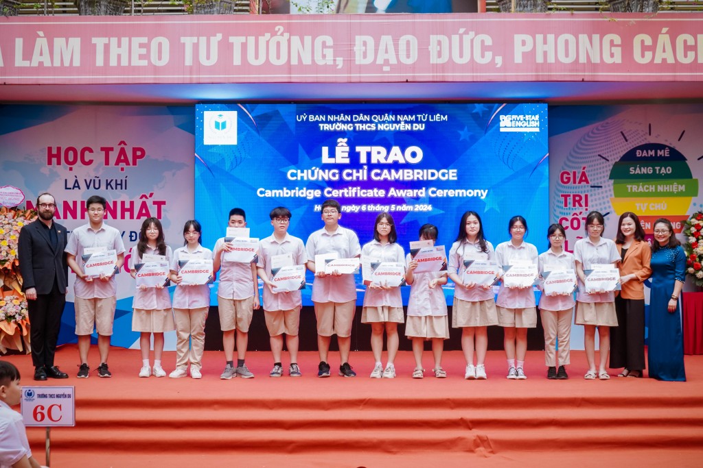 Trường THCS Nguyễn Du tuyên dương 176 giáo viên, học sinh tiêu biểu