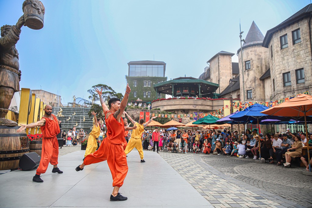 Nghệ sỹ nước ngoài biểu diễn tại Sun World Ba Na Hills, Đà Nẵng