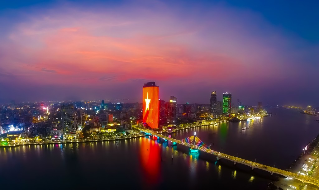 Cầu quay Sông Hàn được xây dựng bằng tiền đóng góp của chính người dân Đà Nẵng. Ảnh: Nguyễn Trình