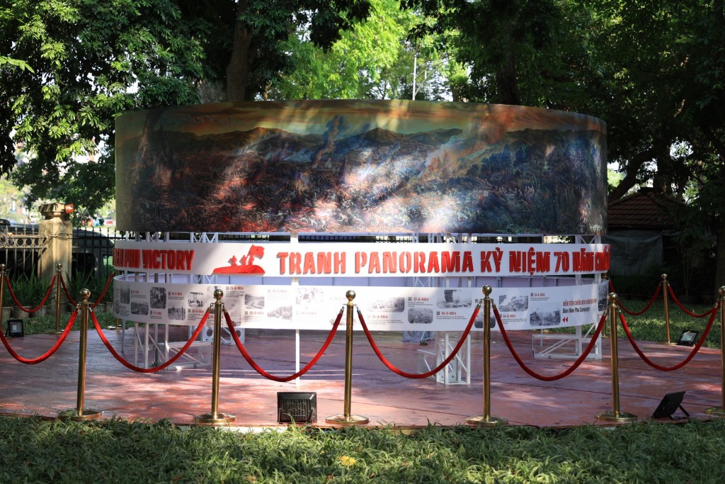 Bức tranh panorama “Chiến thắng Điện Biên Phủ” bao quanh hình tròn đường kính 5,5m, chiều cao hơn 3m