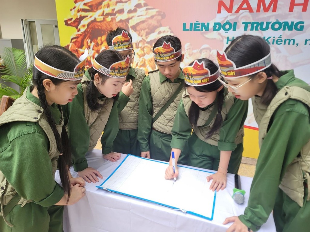 Chương trình giúp các em học sinh hiểu sâu sắc hơn về lịch sử Việt Nam, đặc biệt về chiễn thắng lịch sử Điện Biên Phủ