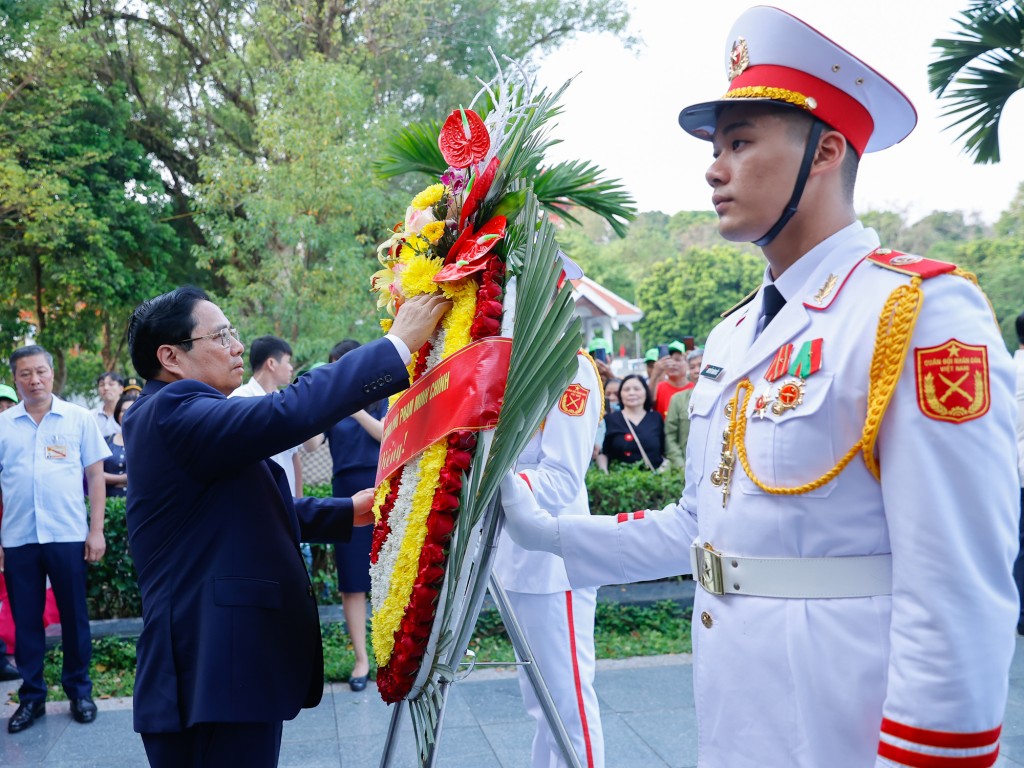 Thủ tướng Phạm Minh Chính dâng hương, dâng hoa tưởng niệm, tri ân các Anh hùng, liệt sĩ tại Điện Biên Phủ - Ảnh: VGP/Nhật Bắc