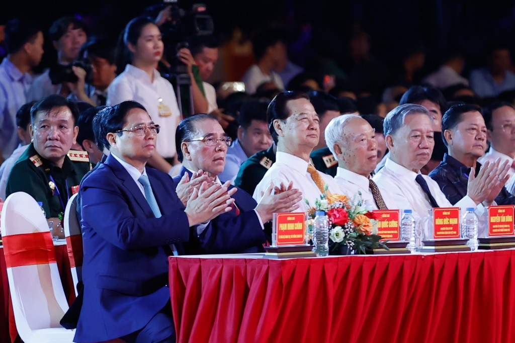 Thủ tướng Phạm Minh Chính và các đồng chí lãnh đạo, nguyên lãnh đạo Đảng, Nhà nước dự chương trình nghệ thuật đặc biệt kỷ niệm 70 năm Chiến thắng Điện Biên Phủ - Ảnh: VGP/Nhật Bắc